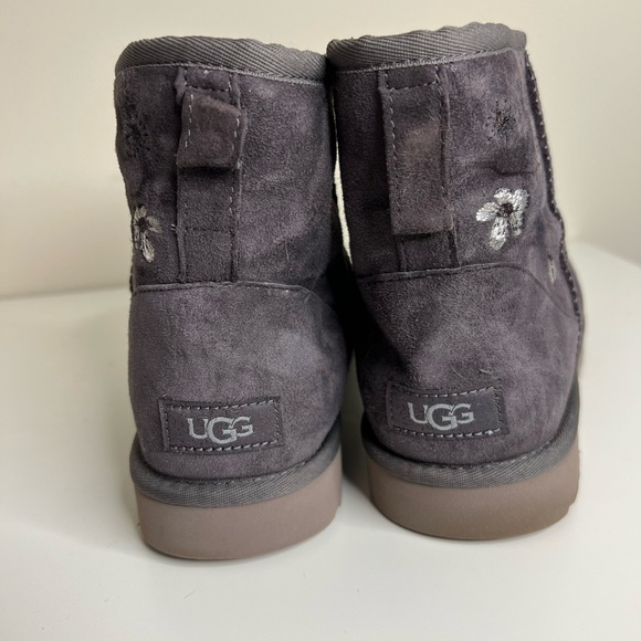 Like new UGGS - Picture 3 of 6